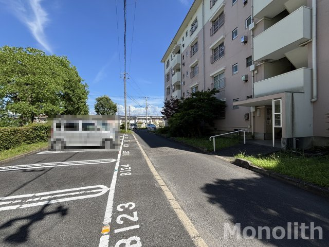 鶴山台22号棟の駐車場