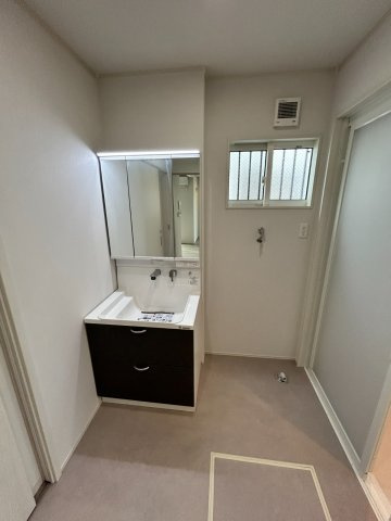 岐阜市朝霧町分譲B棟の独立洗面台|洗面脱衣室：約3帖のゆったりした脱衣スペース。清潔感あふれる洗面空間。シンプルなのに使いやすく、毎日がちょっと嬉しくなるこだわり設計♪（2026年8月）撮影 