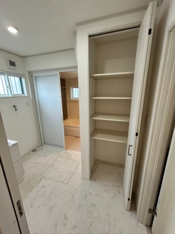 岐阜市朝霧町分譲B棟の収納|リネン収納：タオル類から洗剤などまで、洗面脱衣室で使うものをしっかり収納できます。
