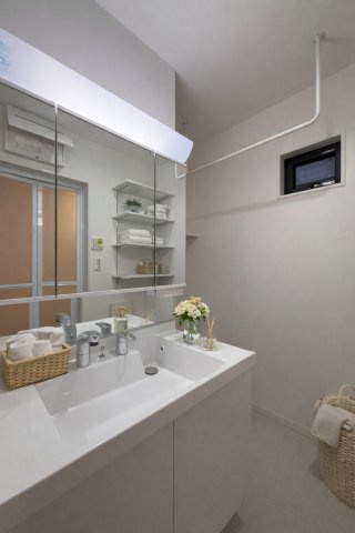 摂津市正雀4丁目　モデルハウスの独立洗面台|パウダールーム施工例：清潔感のある洗面化粧台