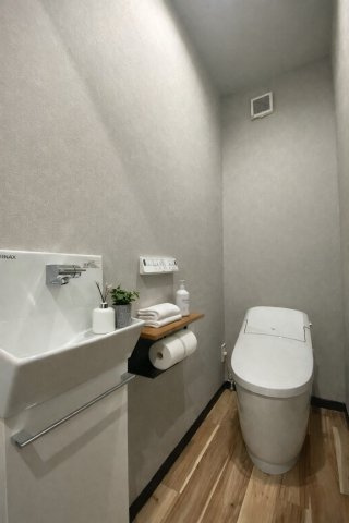 摂津市正雀4丁目　モデルハウスのトイレ|トイレ施工例：手洗い付きのトイレです