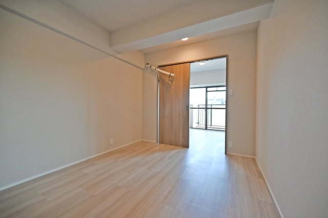 サンヴェール千里緑地公園の子供部屋|洋室約6帖
お子さまの成長に合わせて、学習机やベッドを無理なくレイアウトできる居室です。