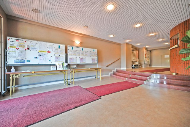 サンヴェール千里緑地公園のエントランス|清掃が行き届いたマンション内で、毎日快適に過ごせます。