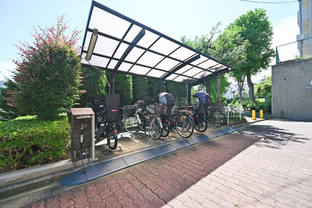 サンヴェール千里緑地公園の駐輪場|敷地内に駐輪場を備えています。通勤・通学やお買い物など、自転車を利用する機会が多い方にも便利な共用設備です。