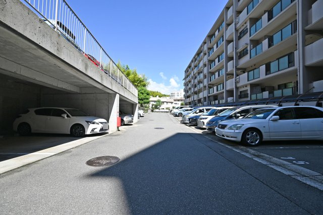 サンヴェール千里緑地公園の駐車場|敷地内駐車場を備えており、お車をお持ちの方も安心です。
※空き状況要確認