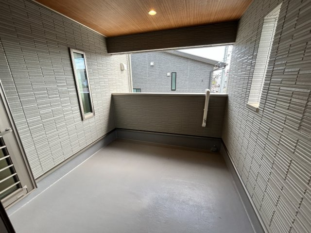 岐阜市朝霧町分譲A棟のバルコニー|インナーバルコニー：南向きの屋根付きプライベートバルコニー。家族みんなの自慢のスペースです。お掃除にも便利なバルコニー水栓が付いています。（2026年8月）撮影 