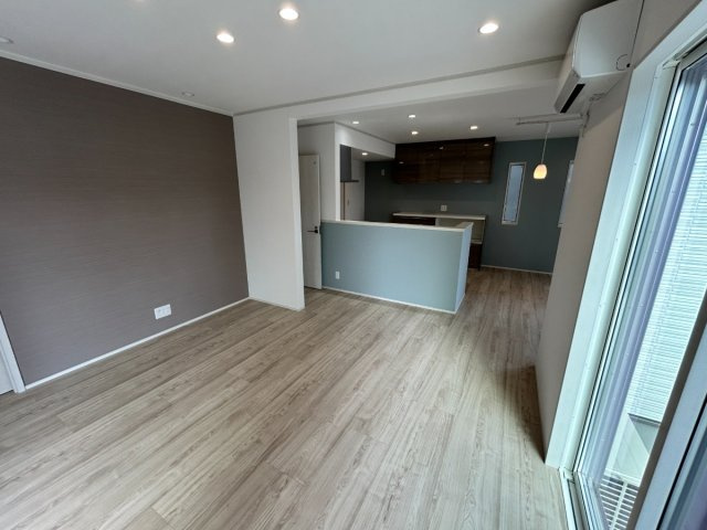 岐阜市朝霧町分譲A棟の居間・リビング|LDK18帖：リビング側よりLDKを望む。家族の会話が自然と増える、吹抜けのある明るく開放的なリビング。♪（2026年8月）撮影 