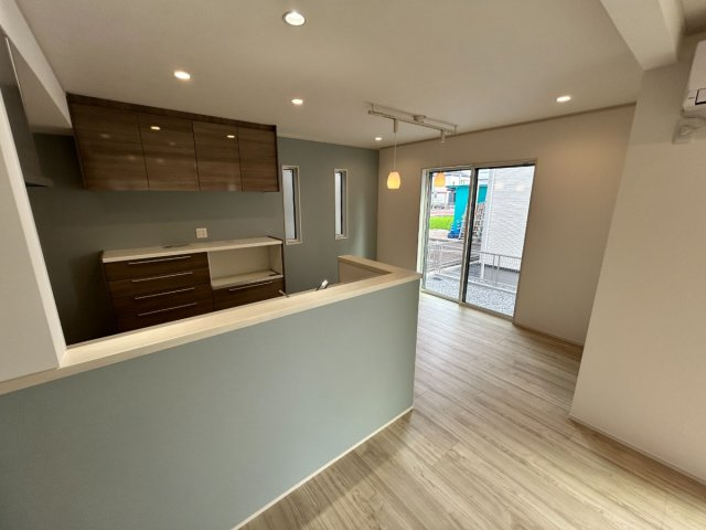 岐阜市朝霧町分譲A棟のキッチン|ダイニングキッチン：クランクした間取りでリビングから少し離れて食事のできるダイニング。（2026年8月）撮影