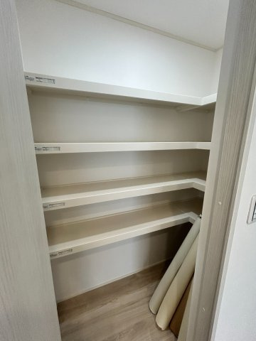 岐阜市朝霧町分譲A棟の収納|パントリー：まとめ買い派の味方！見やすく取り出しやすいパントリーで、キッチンの時短＆スマート収納を実現♪（2026年8月）撮影 