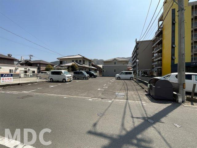 アンフィニ・ヨシモトの駐車場