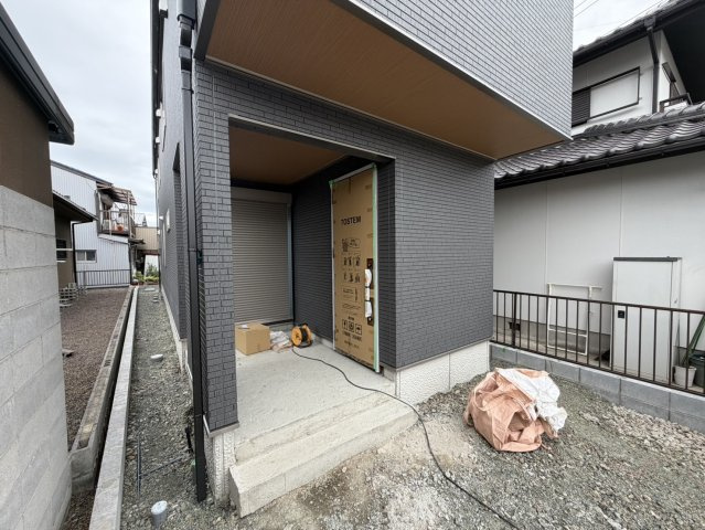 笠松町清住町分譲のエントランス|玄関ポーチ：道路からのぞき込めないようクランクした位置に玄関ドアを配置しています。