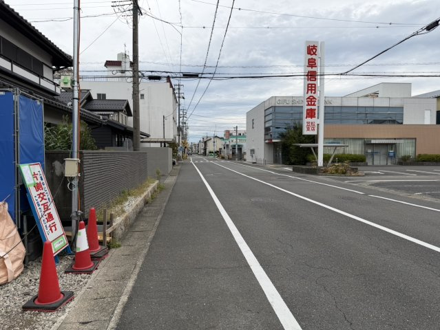 笠松町清住町分譲の前面道路含む現地写真|南道路を西側より撮影。幅員10.2ｍの前面道路