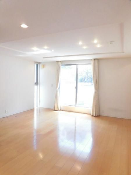 目黒区駒場１丁目１２－２戸建の居間・リビング|居間です