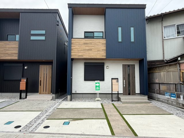 笠松町松栄町Ⅱ分譲の外観|外観：ブルーとホワイトのツートンカラー。木目調をワンポイントに配置したお洒落な外観