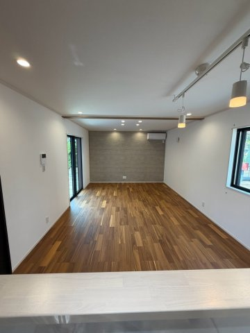 岐阜市西荘分譲A棟の居間・リビング|LDK18.0帖：キッチン側よりLDKを望む。家族の会話が自然と増える、明るく開放的なリビング。キッチンから見渡せる安心感が、毎日の暮らしにぬくもりをプラス♪（2026年7月）撮影 
