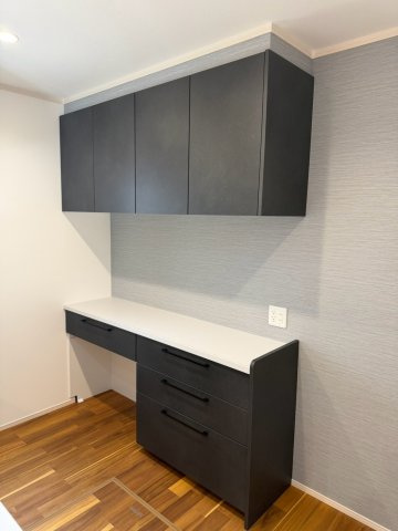 岐阜市西荘分譲A棟のキッチン|カップボード：家電をたっぷり配置できるカウンタータイプの食器棚付きです。（2026年8月）撮影