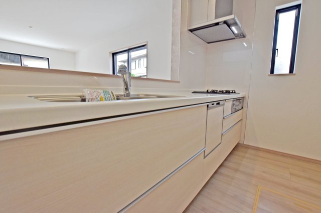 ハートフルタウン末成町新築一戸建て│4LDK+駐車3台可(車種制限あり)のキッチン|キッチンには窓があり、自然光が差し込む明るく開放的な空間で、換気もしやすく、料理中の気になるにおいや湿気もスムーズに逃がせます。
