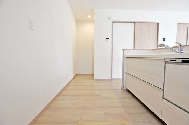 ハートフルタウン末成町新築一戸建て│4LDK+駐車3台可(車種制限あり)のキッチン|後ろスペースが広く取られているため、家電や収納家具の設置がしやすく、機能的で快適なキッチン空間となっています。