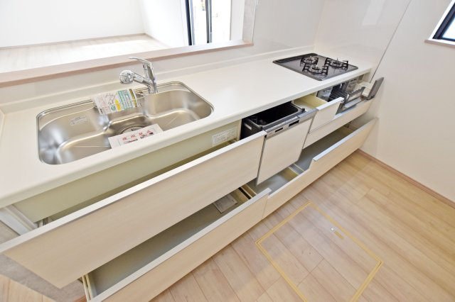 ハートフルタウン末成町新築一戸建て│4LDK+駐車3台可(車種制限あり)のキッチン|収納力の高いキッチンは生活感を抑えやすく、調理スペースを広く確保しながら快適にお使いいただけます。