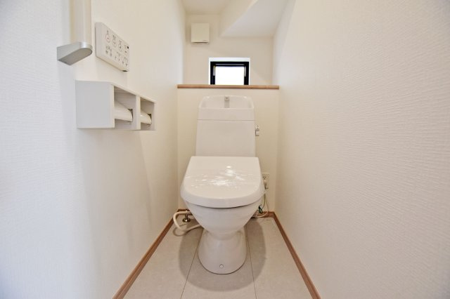 ハートフルタウン末成町新築一戸建て│4LDK+駐車3台可(車種制限あり)のトイレ|シンプルで清潔感のあるトイレで、快適性と実用性を兼ね備えた、毎日安心して使える住まいの設備です。