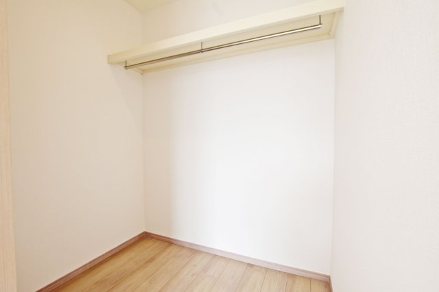 ハートフルタウン末成町新築一戸建て│4LDK+駐車3台可(車種制限あり)の収納|ウォークインクローゼットは衣類はもちろん、バッグや季節物などもまとめて収納でき、居室をすっきり広く使える嬉しい収納スペースです。
