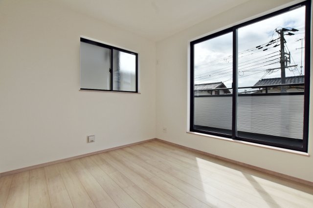 ハートフルタウン末成町新築一戸建て│4LDK+駐車3台可(車種制限あり)の洋室|-洋室約5.25帖-
バルコニーに面した2面採光の明るい洋室です。2方向から自然光が差し込む開放感のある空間です。