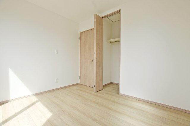 ハートフルタウン末成町新築一戸建て│4LDK+駐車3台可(車種制限あり)の収納|-洋室約5.25帖-
収納スペースが確保された洋室で、衣類や季節物も整理しやすく、すっきりとした暮らしを実現できます。