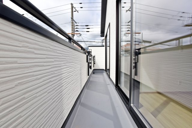 ハートフルタウン末成町新築一戸建て│4LDK+駐車3台可(車種制限あり)のバルコニー|南向きバルコニーで陽当たり良好◎明るい日差しがたっぷり差し込み、洗濯物も気持ちよく干せます。