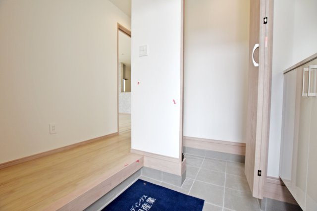 ハートフルタウン末成町新築一戸建て│4LDK+駐車3台可(車種制限あり)の玄関|訪れる人を気持ちよく迎える空間。ゆとりのある広さで、毎日の出入りもスムーズです。 住まいの第一印象を彩る心地よい空間です。