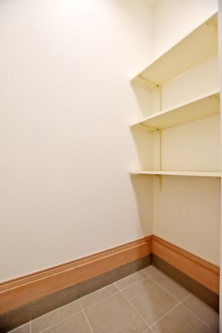 ハートフルタウン末成町新築一戸建て│4LDK+駐車3台可(車種制限あり)の収納|シューズインクローゼット付きで靴はもちろん、ベビーカーやアウトドア用品なども収納でき、玄関まわりをすっきり整理できます。