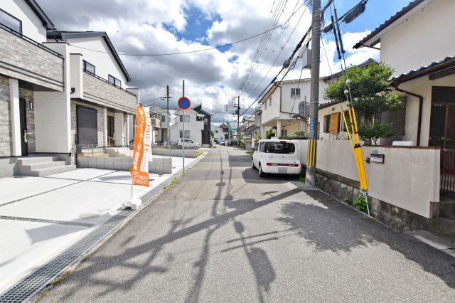 ハートフルタウン末成町新築一戸建て│4LDK+駐車3台可(車種制限あり)の前面道路含む現地写真|前面道路は南側に約5.9ｍ幅、西側に約6.0ｍ幅です。