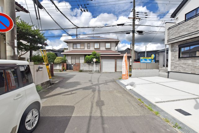 ハートフルタウン末成町新築一戸建て│4LDK+駐車3台可(車種制限あり)の前面道路含む現地写真|前面道路は南側に約5.9ｍ幅、西側に約6.0ｍ幅です。