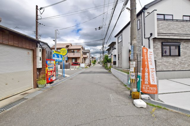 ハートフルタウン末成町新築一戸建て│4LDK+駐車3台可(車種制限あり)の前面道路含む現地写真|前面道路は南側に約5.9ｍ幅、西側に約6.0ｍ幅です。