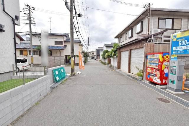 ハートフルタウン末成町新築一戸建て│4LDK+駐車3台可(車種制限あり)の前面道路含む現地写真|前面道路は南側に約5.9ｍ幅、西側に約6.0ｍ幅です。