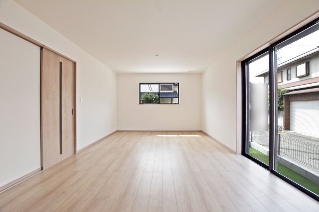 ハートフルタウン末成町新築一戸建て│4LDK+駐車3台可(車種制限あり)の居間・リビング|ダイニングテーブルとソファセットを配置しても十分なゆとりがあり、お友達を招いても快適に過ごせる心地よい住空間です。