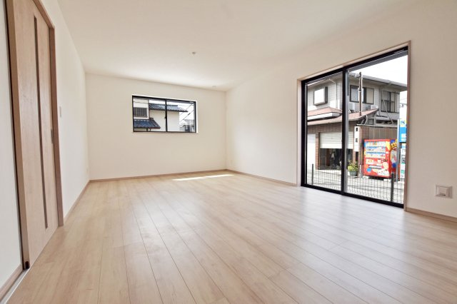ハートフルタウン末成町新築一戸建て│4LDK+駐車3台可(車種制限あり)の居間・リビング|2面採光の明るいLDKです。2方向からたっぷりと自然光が差し込み、開放感のある心地よい空間です。