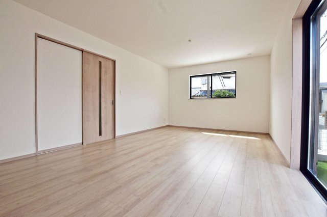 ハートフルタウン末成町新築一戸建て│4LDK+駐車3台可(車種制限あり)の居間・リビング|木目のフローリングとやさしい色合いのクロスが調和した、温もりを感じられるリビング空間。シンプルな内装のため、お好みの家具やインテリアが美しく映えます。