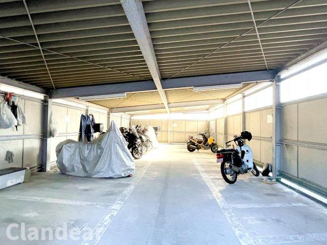 日商岩井綾瀬マンションの駐車場|ドキドキの新生活も、安心してスタート。ぴったりの住まいを見つけませんか？クランディアが一緒に住まい選びをサポートします‼　まずは、お気軽にお問合せください　＃クランディア