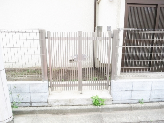 志茂3丁目貸家のエントランス|正面の門扉です♪