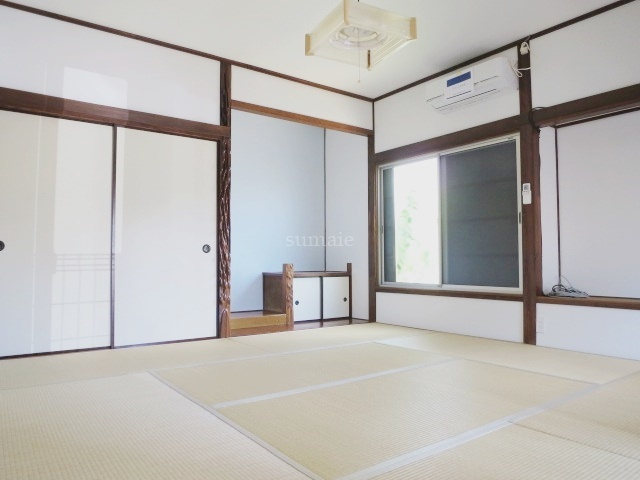 志茂3丁目貸家の和室|8帖の和室には窓が付いております！