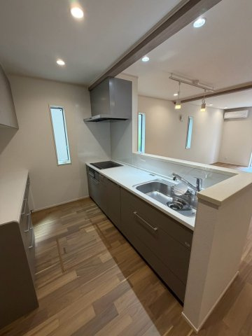 岐阜市西荘分譲B棟のキッチン|キッチン：収納たっぷり＆動線スムーズ。忙しい朝もゆとりが生まれる、ママ思いの使いやすいキッチンです♪
