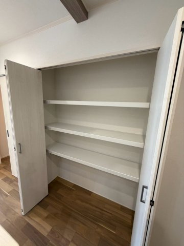 岐阜市西荘分譲B棟の収納|パントリー：まとめ買い派の味方！見やすく取り出しやすいパントリーで、キッチンの時短＆スマート収納を実現♪