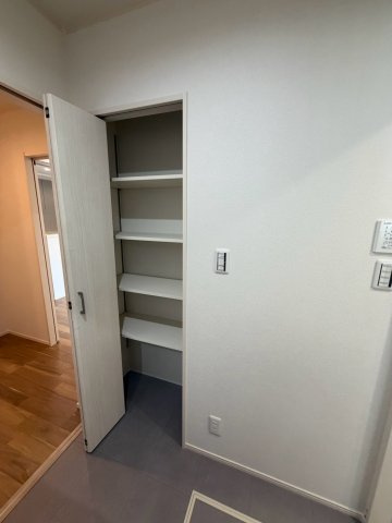 岐阜市西荘分譲B棟の収納|洗面脱衣室内のリネン収納：タオル類や衣類、洗濯洗剤までたっぷり隠して収納できます。