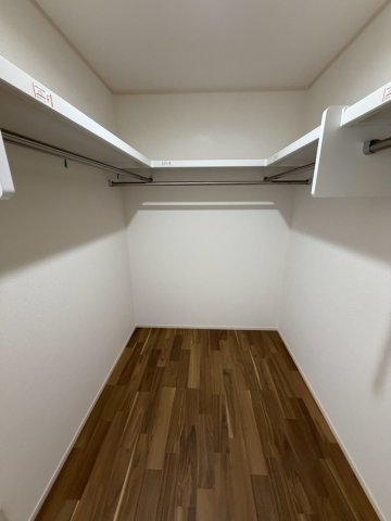岐阜市西荘分譲B棟の収納|ウォークインクローゼット：ウォークインクローゼットのある住まいで収納上手な生活を実現♪衣類だけでなく、箱物や思い出の品もたっぷり収納できますので、整理整頓もスムーズに。居室空間をより広々と使えます！