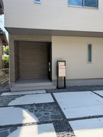 岐阜市西荘分譲B棟の駐車場|玄関アプローチ：家の“第一印象”を彩る玄関ポーチ。おしゃれな外観と雨の日も安心の屋根付き設計で、毎日の出入りが快適♪
