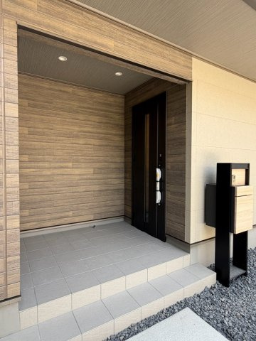 岐阜市西荘分譲B棟の玄関|玄関ポーチ：オーバーハング部分が深い庇となっています。幅も奥行きもあるゆったり玄関ポーチは雨の日も出入りが安心です。