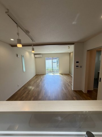 岐阜市西荘分譲B棟の居間・リビング|LDK18.8帖：キッチン側よりLDKを望む。家族の会話が自然と増える、明るく開放的なリビング。キッチンから見渡せる安心感が、毎日の暮らしにぬくもりをプラス♪