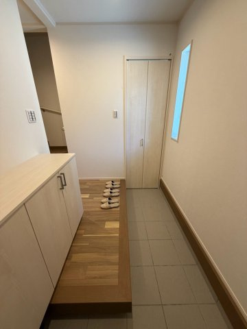 岐阜市西荘分譲B棟の玄関|玄関ホール：奥行のある土間部分。奥には便利なシューズクロークが配置されていて玄関はいつもすっきり片付きます。