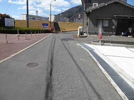 安佐北区可部東１丁目　の前面道路含む現地写真