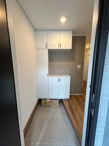 岐阜市加納南陽町分譲B棟の玄関|玄関ホール：清潔感あふれる玄関ホール。広さと収納力を両立し、忙しいママの味方になる使いやすさが自慢です♪（2026年8月）撮影 